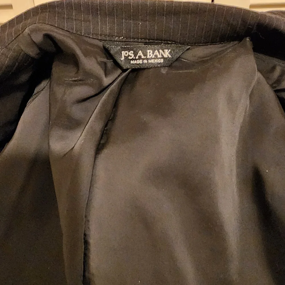 Jos A Bank Mens Suit Jacket Black Pinstripe Single Breasted %100 wool Size 37RG